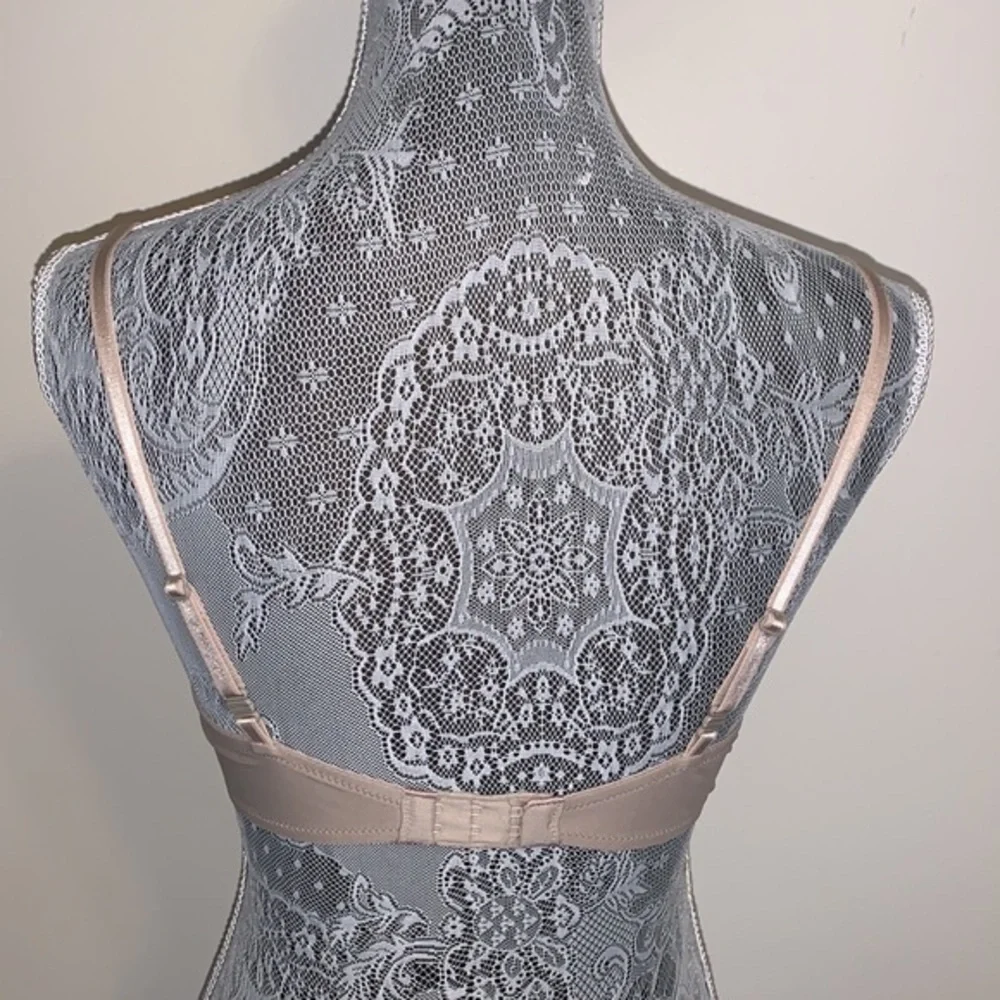 Vassarette beige convertible straps underwire‎ bra.  Lightly padded. Size 34B.
